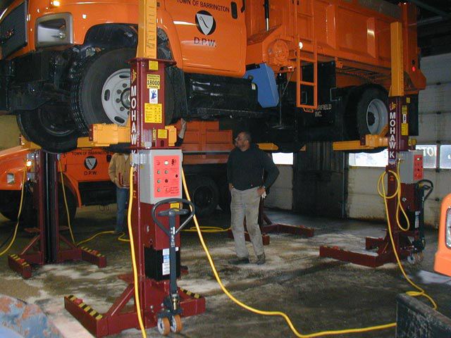 Mohawk MP-18 mobile columns at the Town of Barrington, RI DPW