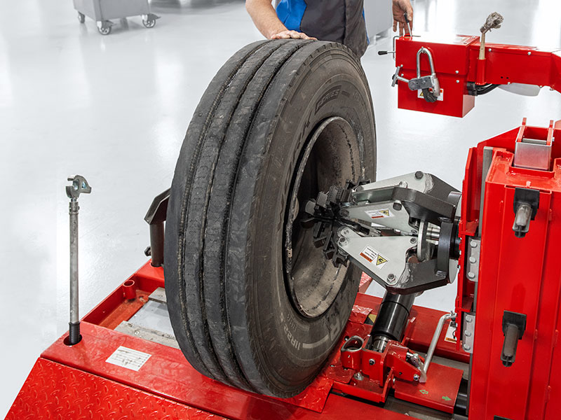 Hunter Heavy-Duty Tire Changer
