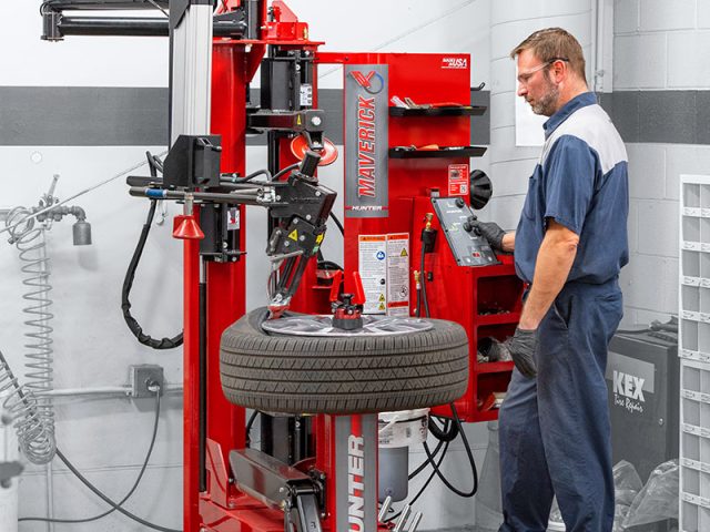 Hunter Maverick Tire Changer